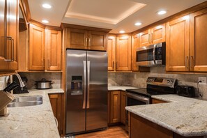 冷蔵庫、電子レンジ、オーブン、コンロ