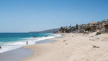 Beach nearby, sun-loungers, beach towels