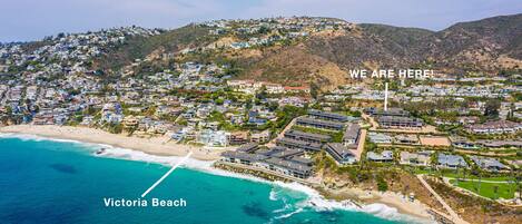 Perto da praia, espreguiçadeiras, toalhas de praia