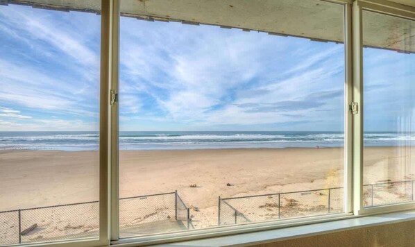 Interior - Retro Oceanfront Suite - Pool and Sauna - Second Floor - Sleeps 4 (Lincoln City)