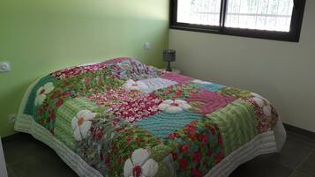 4 habitaciones, tabla de planchar con plancha y cuna de viaje