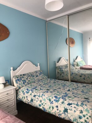 2 slaapkamers, een strijkplank/strijkijzer