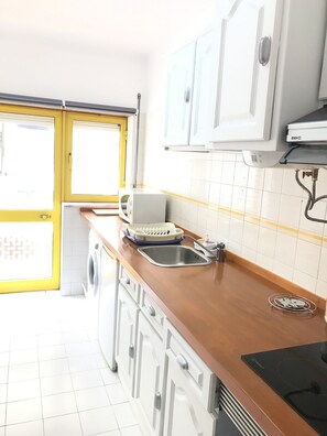 Mikrowelle, Ofen, Kochgeschirr/Geschirr/Besteck, Gewürze