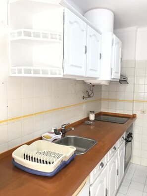 Micro-ondes, four, batterie de cuisine, vaisselle et ustensiles, épices