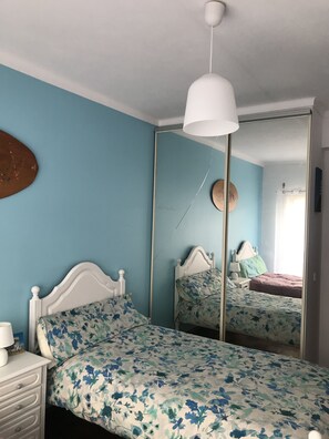 2 Schlafzimmer, Bügeleisen/Bügelbrett