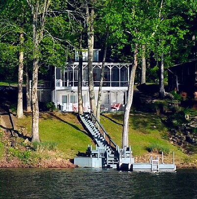 Lake Waterfront, Dock, Pet Friendly, Concrete Loop Driveway, Kayaks,No Wake Zone