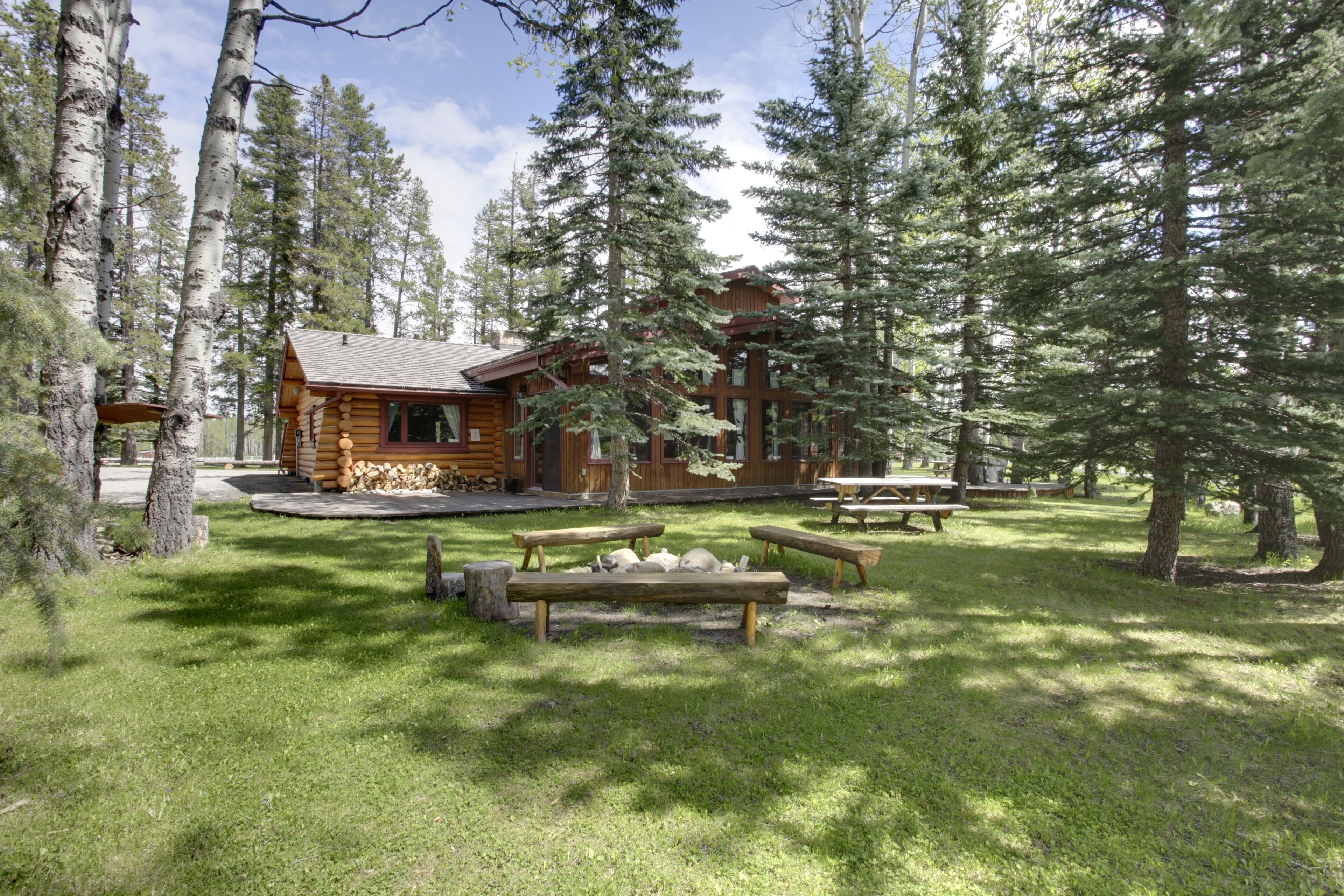 Folk Tree Lodge - A unique log cabin getaway