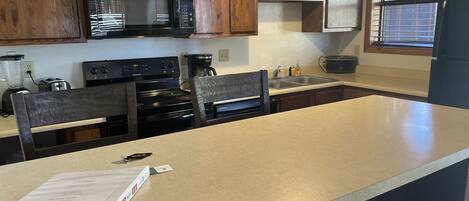 ثلاجة، ميكروويف، فرن، موقد طهي مسطح