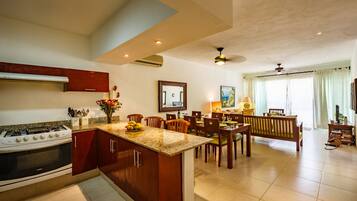 Geladeira, micro-ondas, fogão, cooktop