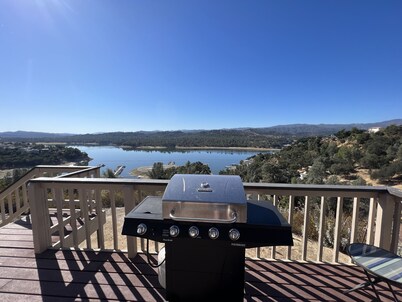 Sweeping Lake View, newly remodeled home and pet friendly!