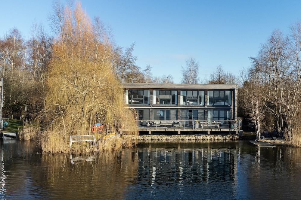 Stunning Lake House in the 5 star Lakes By Yoo Resort in Heart of The Cotswolds