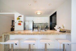 Fridge, microwave, oven, coffee/tea maker - Luxury 2BR with Infinity Pool & Private Beach Club (Playa del Carmen)