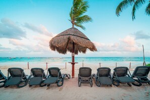 Beach - Luxury 2BR with Infinity Pool & Private Beach Club (Playa del Carmen)