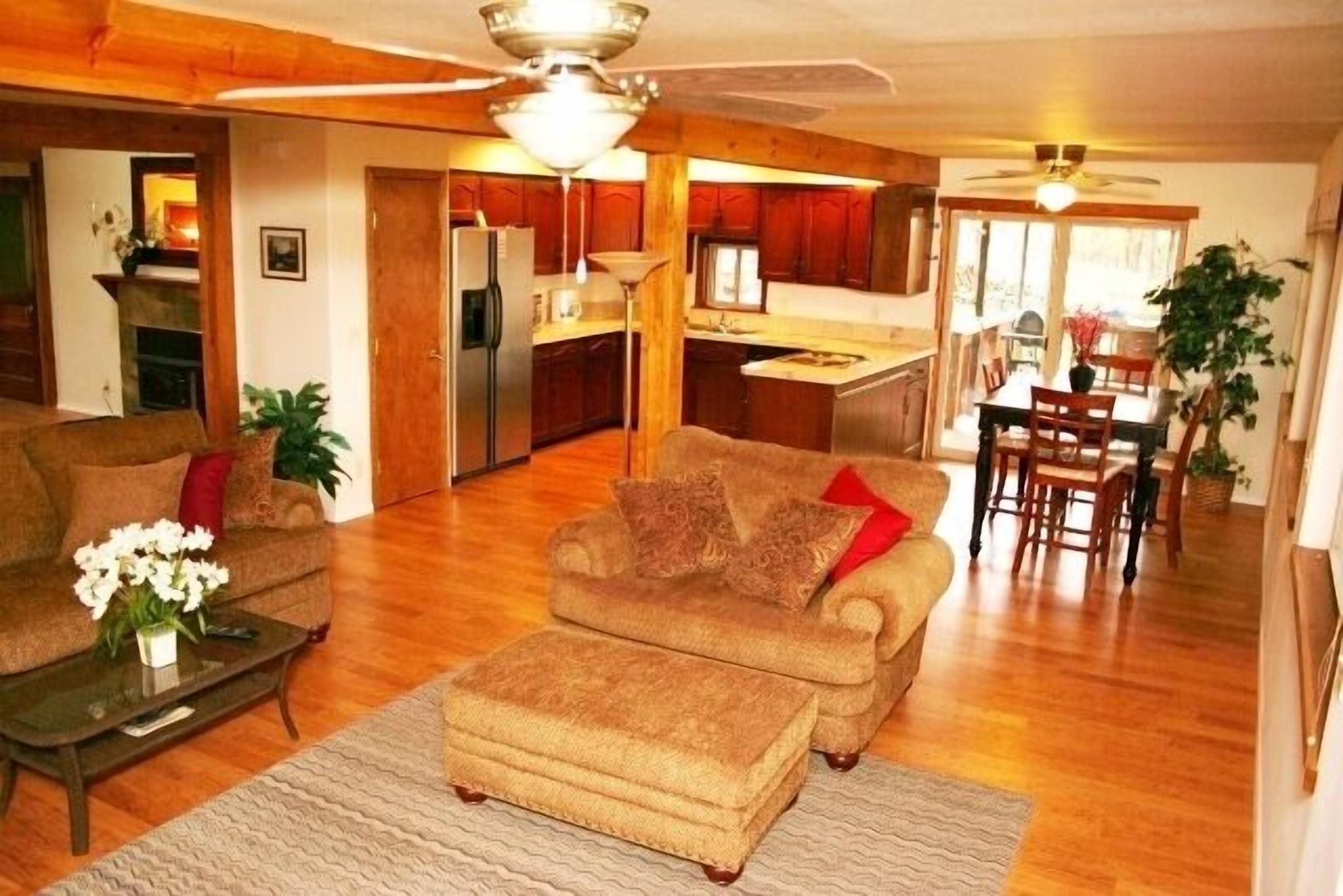 Lakefront 5 Br  House - Quiet, Affordable, Spacious & Relaxing