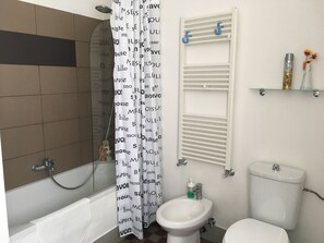 淋浴/盆浴组合、吹风机、坐浴桶、毛巾