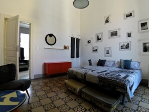 2 多间卧室、熨斗/熨衣板、上网接入、床单