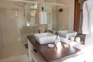 Combined shower/bathtub, hair dryer, towels - Curuipe Beach House (Porto Seguro)
