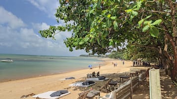 Am Strand, Liegestühle, Strandtücher
