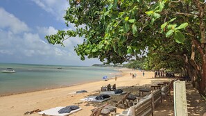 On the beach, sun loungers, beach towels - Curuipe Beach House (Porto Seguro)