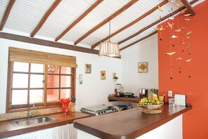 Fridge, microwave, oven, stovetop - Curuipe Beach House (Porto Seguro)
