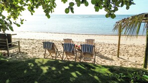 On the beach, sun loungers, beach towels - Curuipe Beach House (Porto Seguro)