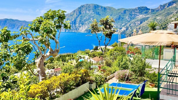 A coastal property with a pool, lush greenery, and a view of the sea and mountains. - Tramonto Praiano centre village (Praiano)