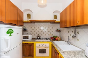 Réfrigérateur, four, plaque de cuisson, cafetière/bouilloire