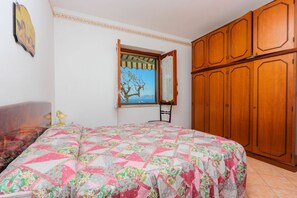 2 عدّة غرف نوم ومكواة/لوح كي وواي فاي وملاءات أسرّة