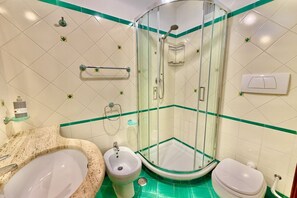 Shower, hair dryer, bidet, towels