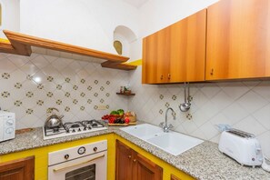 Réfrigérateur, four, plaque de cuisson, cafetière/bouilloire