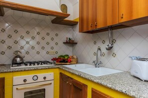 ثلاجة، فرن، موقد طهي مسطح، ماكينة لصنع القهوة/الشاي