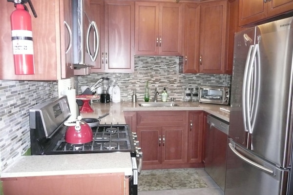 Jääkaappi, mikroaaltouuni, uuni, liesi