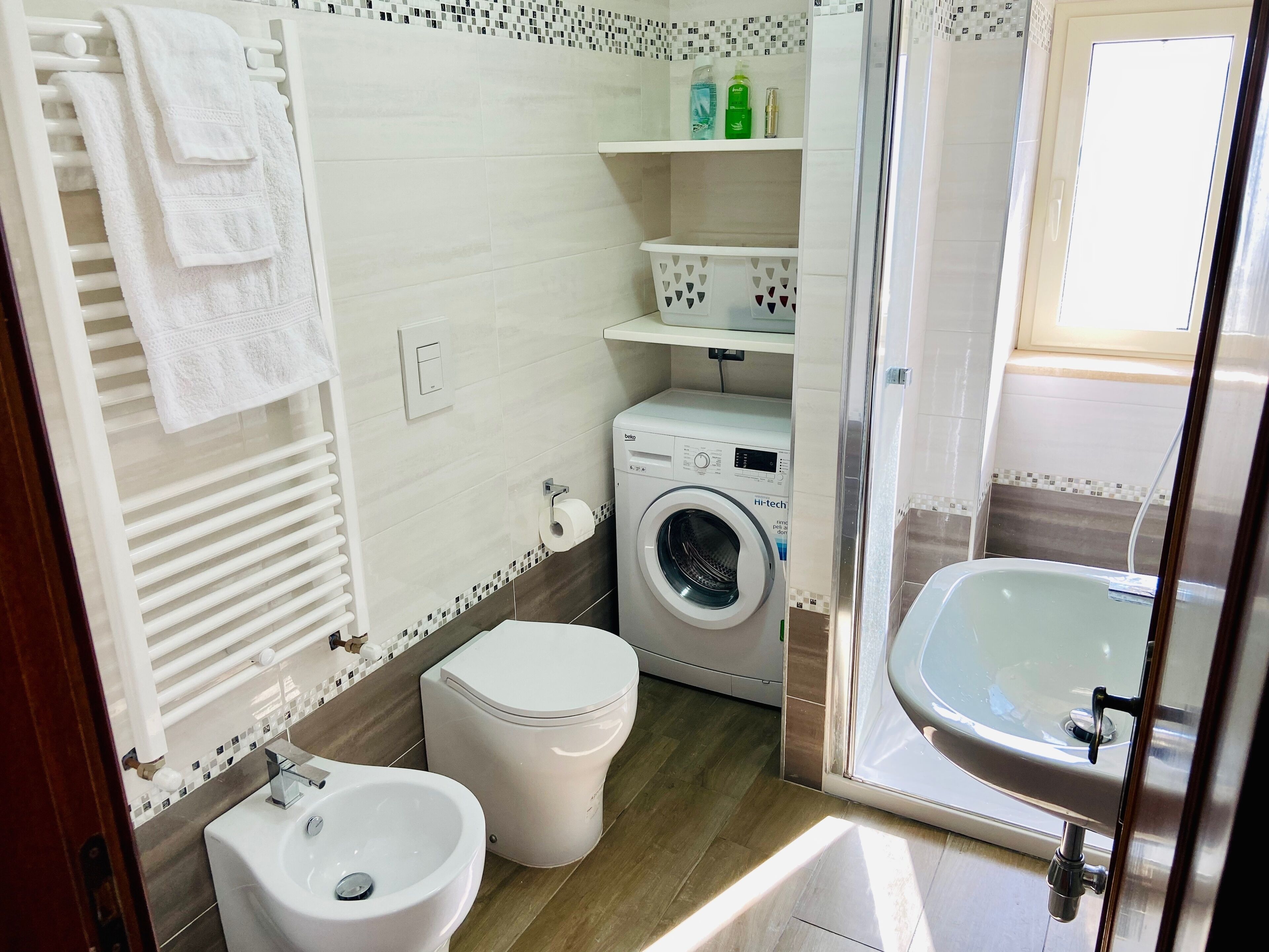 Dusche, Haartrockner, Handtücher, Seife