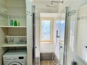 Douche, sèche-cheveux, serviettes fournies, savon