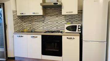 Frigorifero, microonde, forno, piano cottura