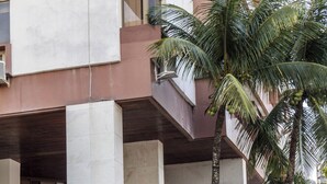 A building with a sign reading "Barramarees Flat 4". - Barramares Ocean View (Rio de Janeiro)