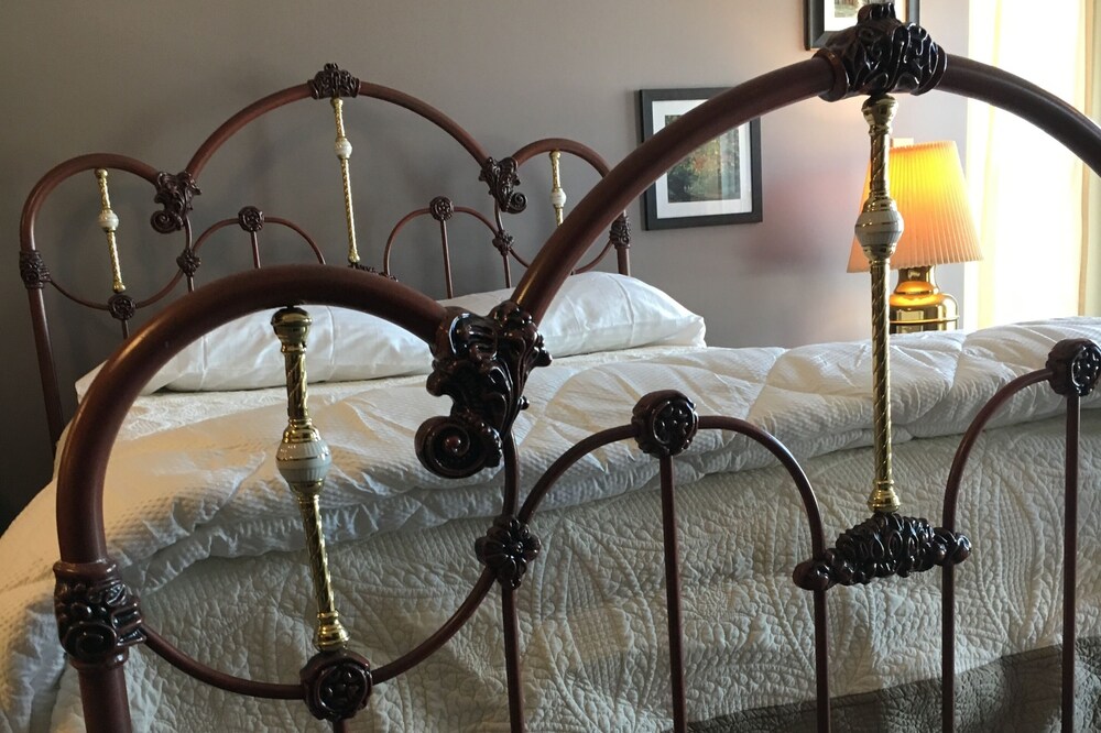 Traveler Dream Space in the Center of Downtown Bennington Steps From Everything!