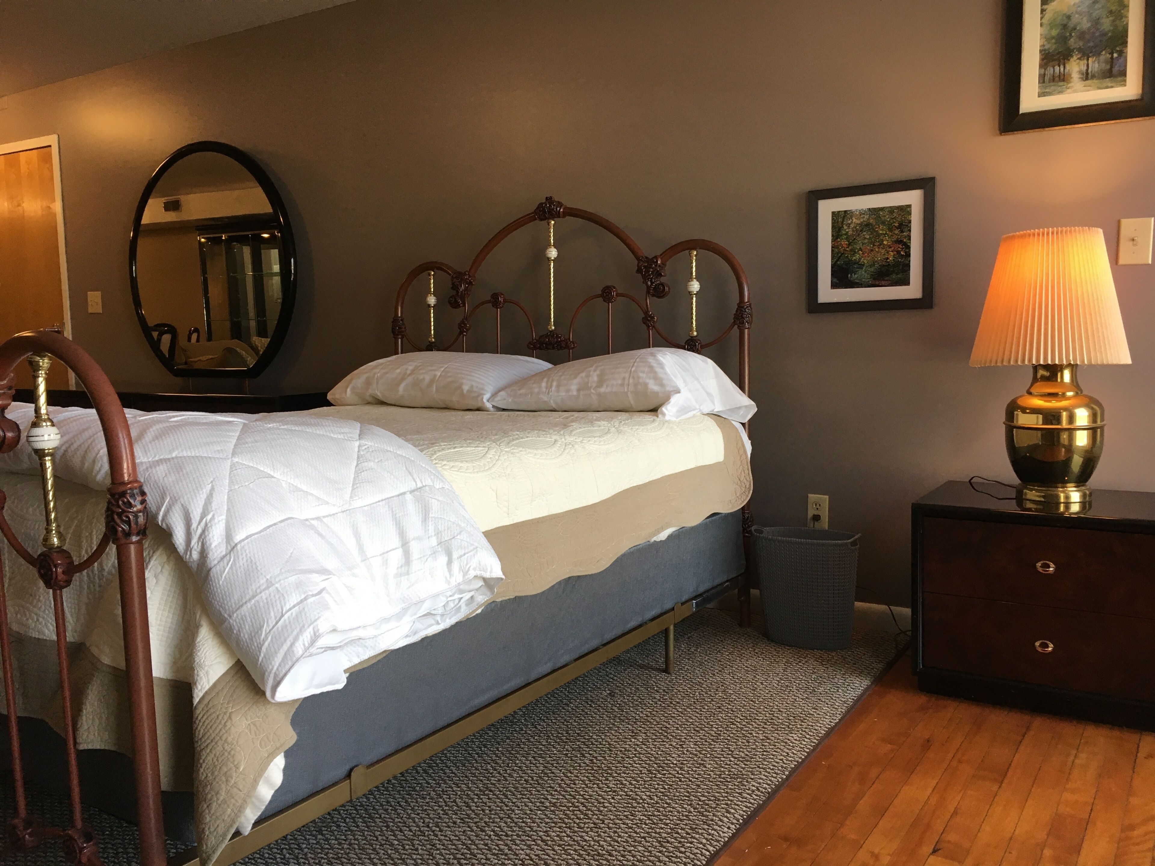 Traveler Dream Space in the Center of Downtown Bennington Steps From Everything!