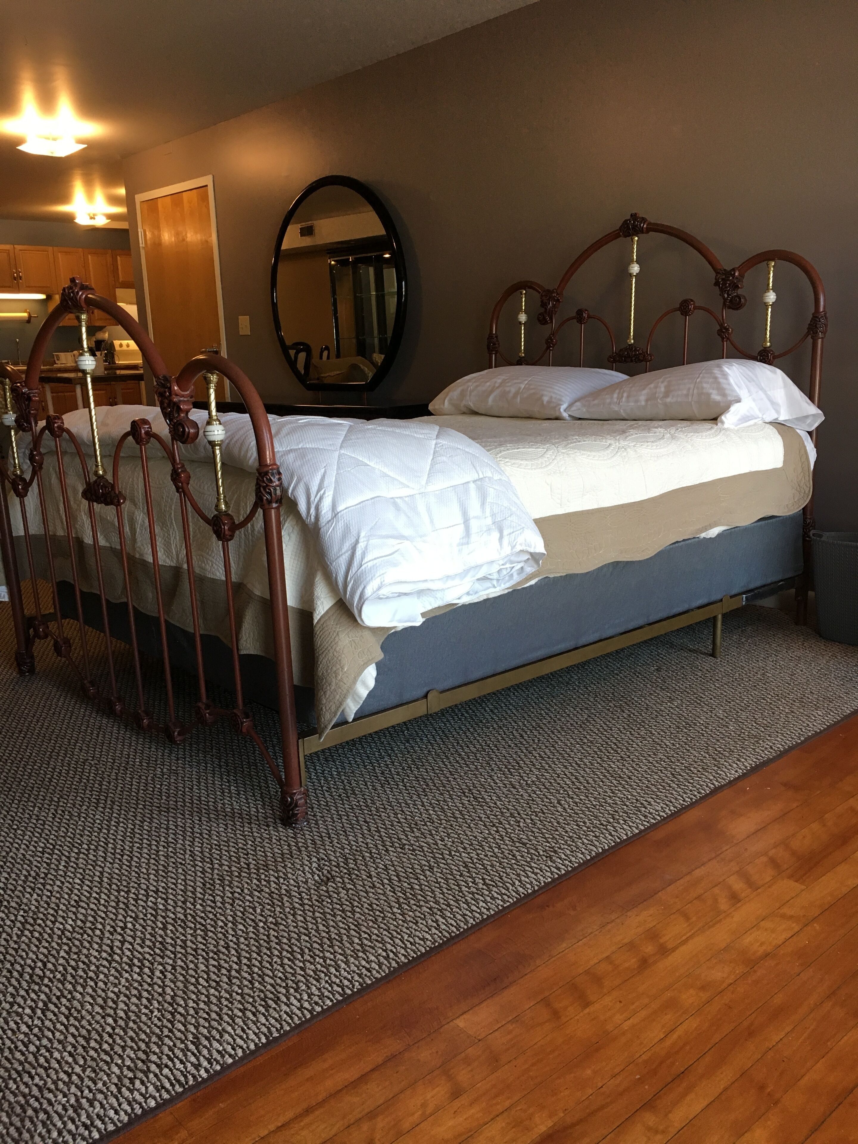 Traveler Dream Space in the Center of Downtown Bennington Steps From Everything!