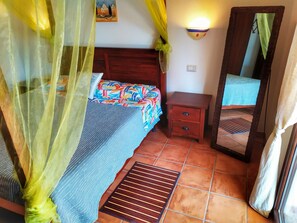 1 chambre, fer et planche à repasser