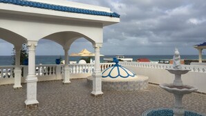 A covered outdoor area with a fountain, a decorative dome, and a view of the sea. - Holiday rentals: Charming house between sea and mountain, (RAFRAF)