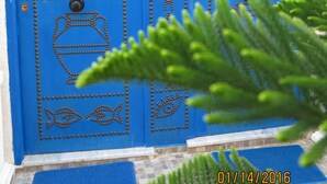 A blue door with decorative patterns, a white archway, and a blue mat at the entrance. - Holiday rentals: Charming house between sea and mountain, (RAFRAF)
