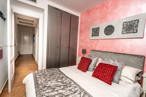 4 habitaciones, escritorio y tabla de planchar con plancha