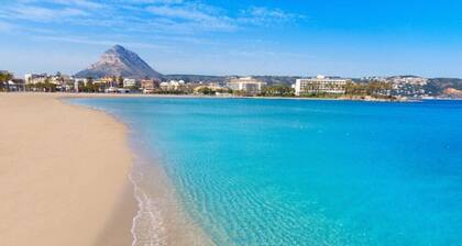 ☀️ 5 Min Walk to Arenal Beach | Pool, Squash, 4 Bed Family Townhouse | Sleeps 6