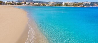 ☀️ 5 Min Walk to Arenal Beach | Pool, Squash, 4 Bed Family Townhouse | Sleeps 6