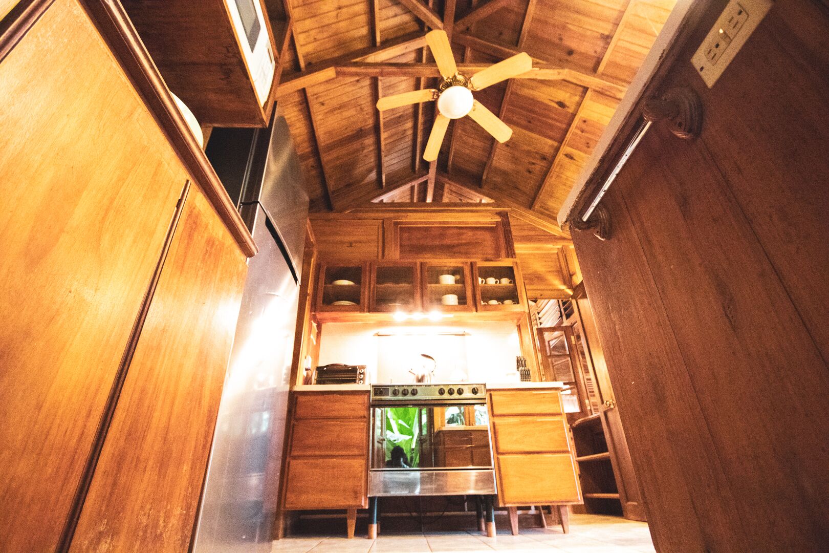 冷蔵庫、電子レンジ、オーブン、コンロ