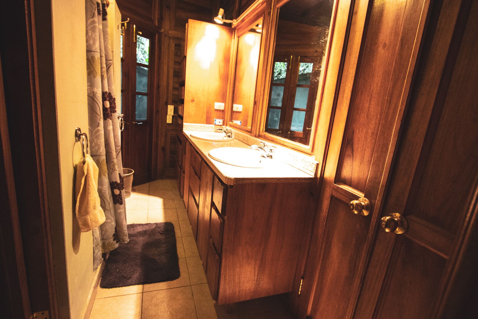 Combined shower/tub, towels, soap, toilet paper