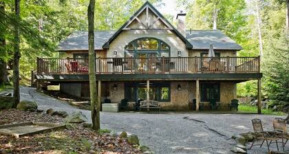 Private, spacious lakefront home: mooring & floating dock & walk to quaint town