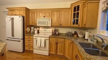 Køleskab, mikrobølgeovn, ovn, kogeplade