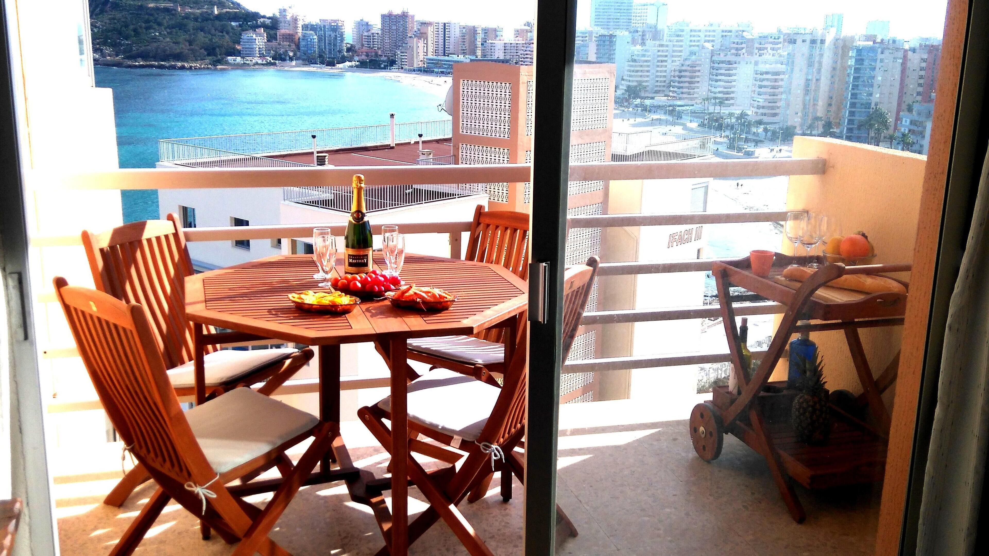 Beautiful studio with fantastic sea views and large private pool on the beach !!